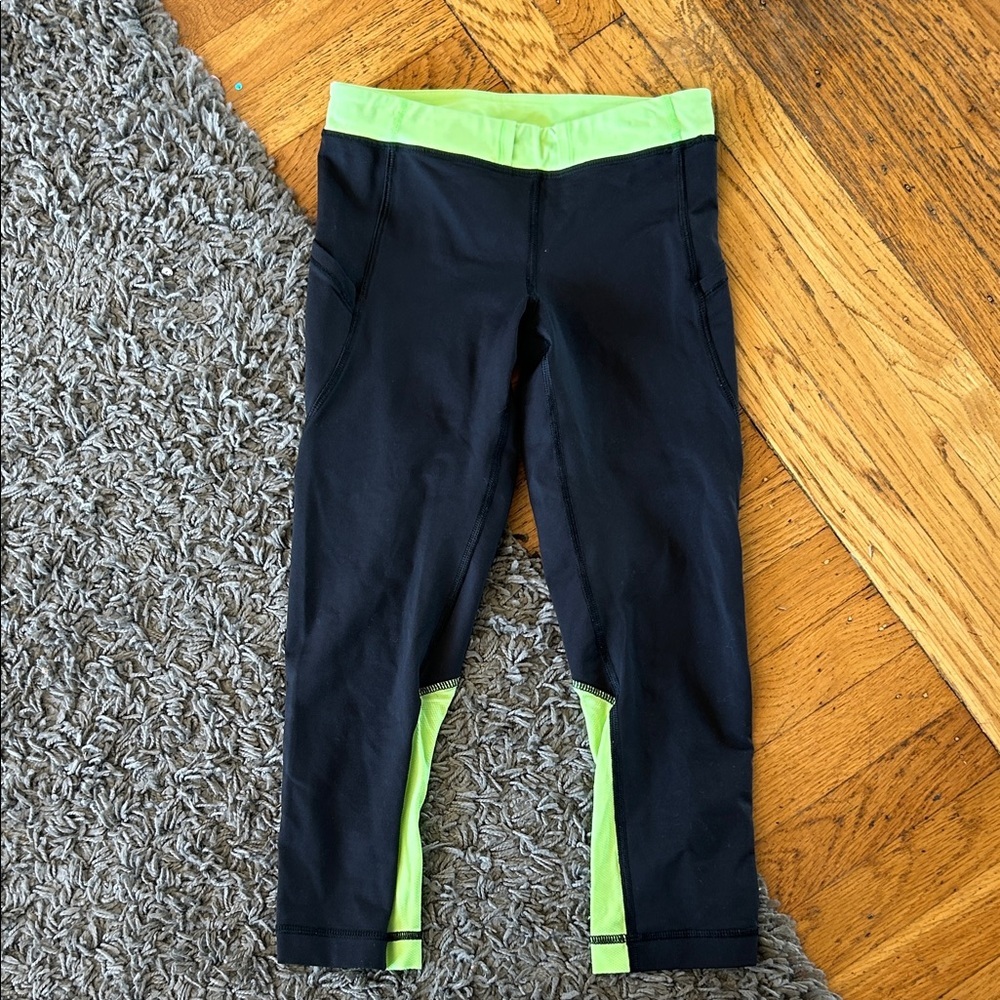 Lululemon Run Mod Moves Crop or Speed Up Crop in Black & Zippy Neon Green Size 2